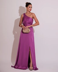 Vestido Longo um Ombro com Busto Blousê e Fenda Fúcsia