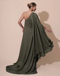 Vestido de Festa um Ombro com Capa Crepe Fluido Verde Oliva