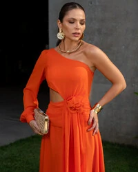 Vestido de Festa Longo um Ombro só com Manga Longa e Flor Laranja