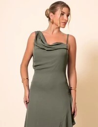Vestido de Festa Longo Crepe Chiffon Degagê com Fenda e Babado Cascata Verde Oliva
