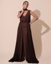 Macacão de Festa Longo Crepe Pantalona Plissado e Lenço Marrom