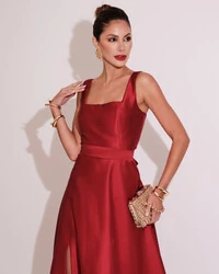 Vestido de Festa Longo Zibeline com Fenda e Faixa Marsala