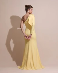 Vestido de Festa com Laço de Um Ombro em Alfaiataria Fenda Amarelo Manteiga