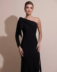 Vestido de Festa com Laço de Um Ombro em Alfaiataria Fenda Preto