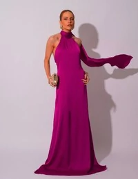 Vestido de Festa Gola Alta com Decote nas Costas Acetinado Fúcsia Beterraba