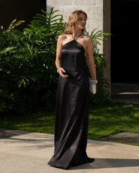 Vestido Longo de Cetim com Decote Triangular e Amarração nas Costas Degagê Preto
