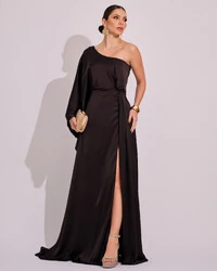 Vestido Longo de Cetim Fluido uma Manga e Detalhe Torcido Preto