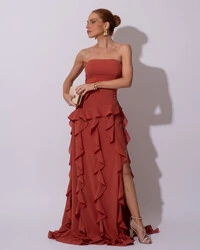 Vestido de festa Longo Tomara que Caia Crepe Chiffon com Bababos Cascata e Fenda Terracota