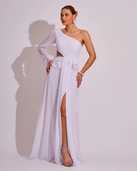 Vestido de Festa Longo um Ombro só com Manga Longa e Flor Branco
