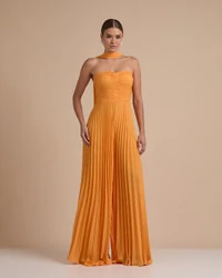 Macacão de Festa Longo Crepe Chiffon Tomara que Caia Plissado com Lenço Laranja Manga