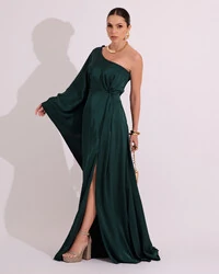 Vestido Longo de Cetim Fluido uma Manga e Detalhe Torcido Verde Escuro