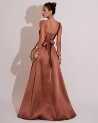 Vestido de Festa Longo Zibeline com Fenda e Faixa Mocha Mousse