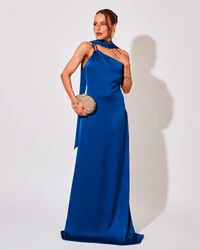 Vestido de Festa Longo em Cetim Fluido um Ombro Só com Lenço Azul Royal