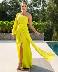 Vestido de Festa Longo um Ombro só com Manga Longa e Flor Verde Lima