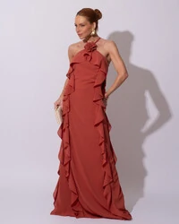 Vestido de Festa Longo Crepe Chiffon Frente Única Babados Cascata e Flor Terracota