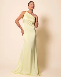 Vestido de Festa Longo Cetim Fluido Um Ombro Só Amarração Costas Amarelo Manteiga