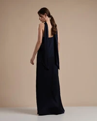 Vestido de Festa Longo em Cetim Fluido um Ombro Só com Lenço Azul Marinho
