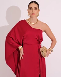 Vestido Longo de Cetim Fluido uma Manga e Detalhe Torcido Marsala