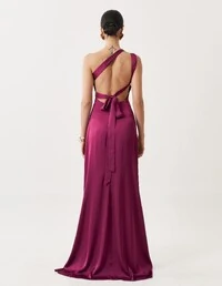 Vestido de Festa Longo Cetim Fluido Um Ombro Só Amarração Costas Beterraba