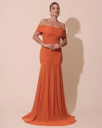 Vestido de Festa Longo Tule Ombro a Ombro Drapeado com Saia Fluida Laranja