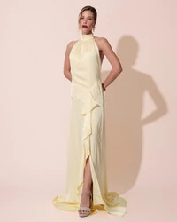 Vestido Longo de Festa Cetim Fluido Gola Alta e Babado Cascata Amarelo Manteiga