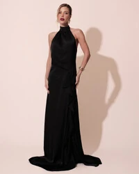 Vestido Longo de Festa Cetim Fluido Gola Alta e Babado Cascata Preto