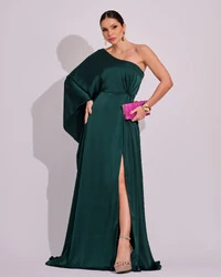 Vestido Longo de Cetim Fluido uma Manga e Detalhe Torcido Verde Escuro