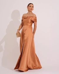 Vestido de Festa Longo Ombro a Ombro Laço Zibeline com Fenda Mocha Mousse