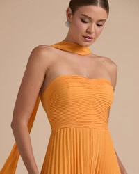 Macacão de Festa Longo Crepe Chiffon Tomara que Caia Plissado com Lenço Laranja Manga