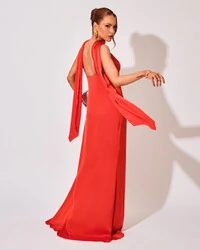 Vestido Longo de Festa em Cetim Fluido Um Ombro Só com Lenço Vermelho