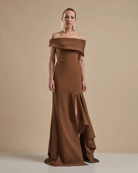 Vestido de Festa Longo Alfaiataria Ombro a Ombro com Babado Cascata Marrom