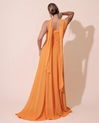 Vestido de Festa Longo Crepe Chiffon Um Ombro Só Drapeado com Lenço Laranja Manga