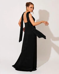 Vestido de Festa Longo em Cetim Fluido um Ombro Só com Lenço Preto
