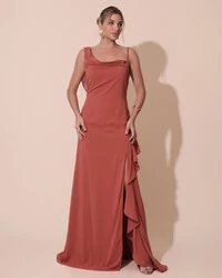 Vestido de Festa Longo Crepe Chiffon Degagê com Fenda e Babado Cascata Terracota