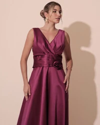 Vestido de Festa Longo Plus Size Zibeline Faixa e Flor Fúcsia Beterraba