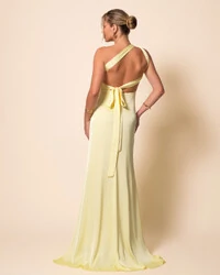 Vestido de Festa Longo Cetim Fluido Um Ombro Só Amarração Costas Amarelo Manteiga