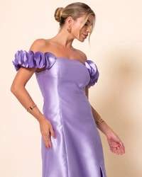 Vestido Longo de Festa Zibeline Ombro a Ombro com Flores e Fenda Lilás