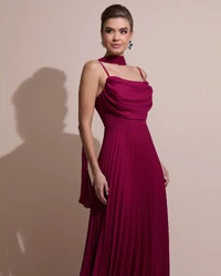 Vestido de Festa Longo Crepe Chiffon Plissado Trançado e Lenço Cereja