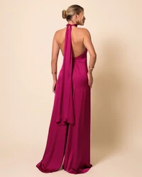 Macacão de Festa Longo em Cetim Fluido com Gola Alta e Lenço Beterraba