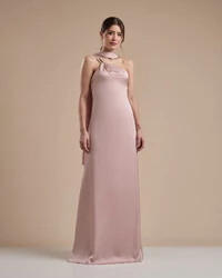 Vestido de Festa Longo em Cetim Fluido um Ombro Só com Lenço Rose Nude