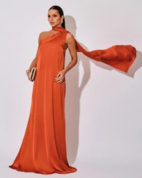 Vestido de Festa Longo Cetim Fluido Um Ombro Só Lenço Fixo Terracota