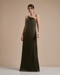 Vestido de Festa Longo em Cetim Fluido um Ombro Só com Lenço Verde Oliva