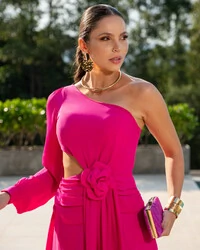 Vestido de Festa Longo um Ombro só com Manga Longa e Flor Pink