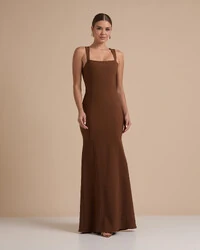 Vestido de Festa Longo Alfaiataria Alça Larga e Lenço Marrom