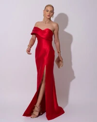 Vestido de festa Longo Zibeline Faixa Drapeada Ombro e Fenda Vermelho