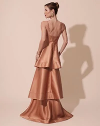 Vestido de Festa Longo Zibeline em Camadas Decote em V com Alças Mocha Mousse New