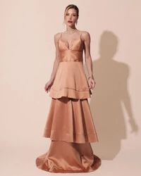 Vestido de Festa Longo Zibeline em Camadas Decote em V com Alças Mocha Mousse New