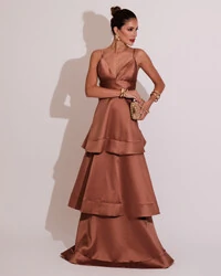 Vestido de Festa Longo Zibeline em Camadas Decote em V com Alças Mocha Mousse