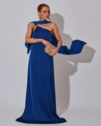 Vestido de Festa Longo em Cetim Fluido um Ombro Só com Lenço Azul Royal