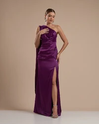 Vestido de Festa Longo Cetim Alfaiataria Um Ombro Só Drapeado com Lenço Roxo